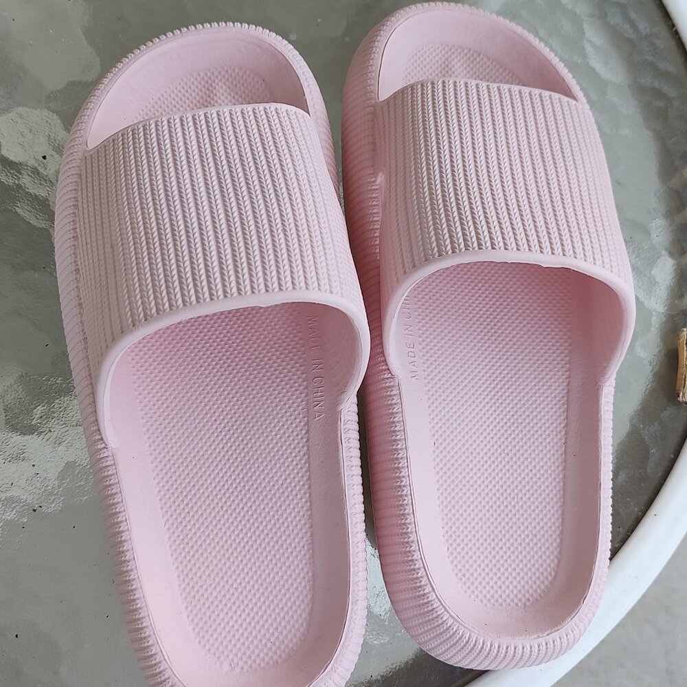 Ultra-Comfy Cloud Slides. Label Size 40-41. US size 8.5-9
